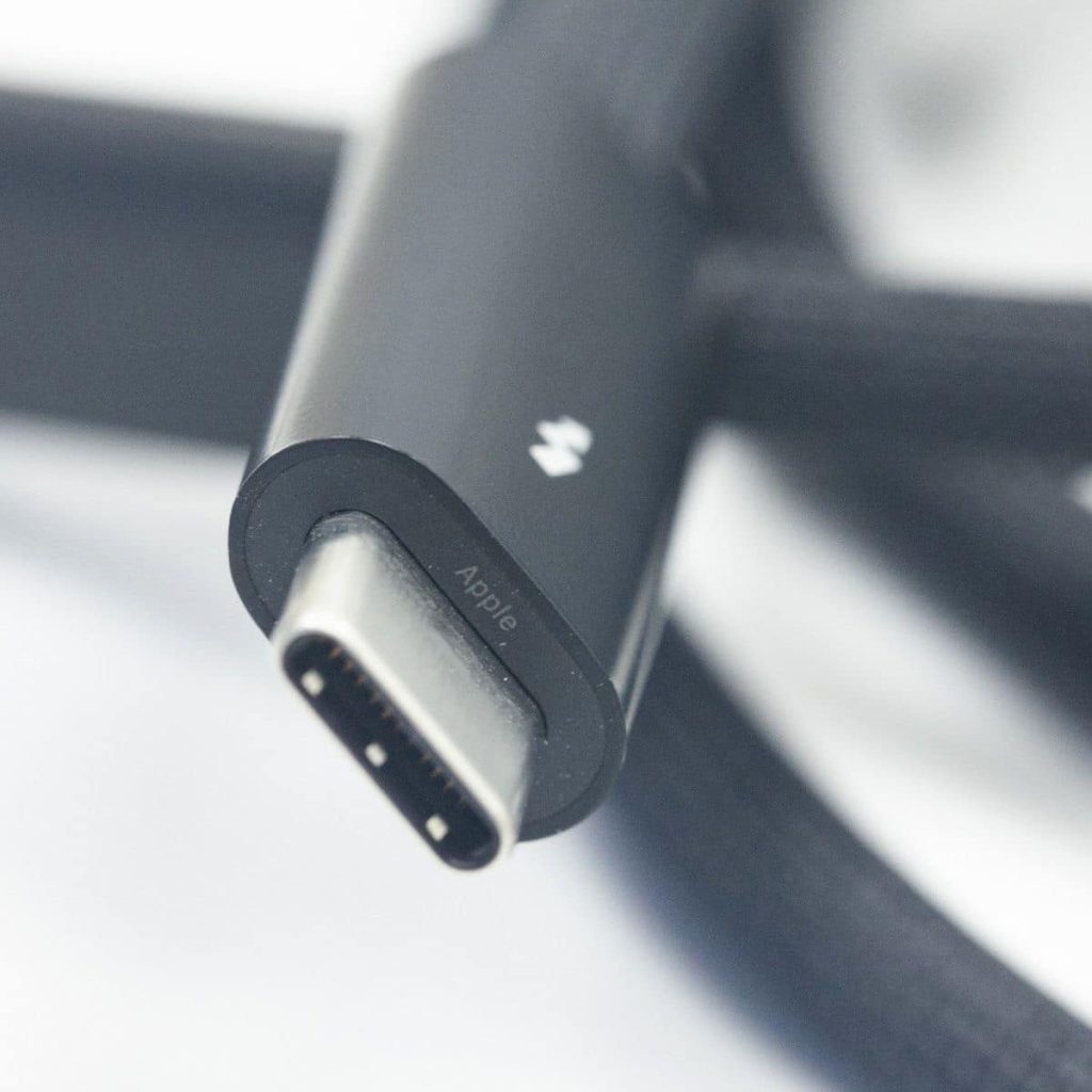كيبل من أبل Thunderbolt 4 (USB-C) Pro (1 متر) كيبل من أبل Thunderbolt 4 (USB-C) Pro (1 متر)